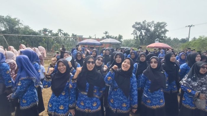 Antusiasme Keluarga Besar MTsN 6 Muaro Jambi Dalam Melaksanakan Upacara HUT RI Ke-81 Di Lapangan Garuda Sebapo Antusiasme Keluarga Besar MTsN 6 Muaro Jambi Dalam Melaksanakan Upacara HUT RI Ke-81 Di Lapangan Garuda Sebapo