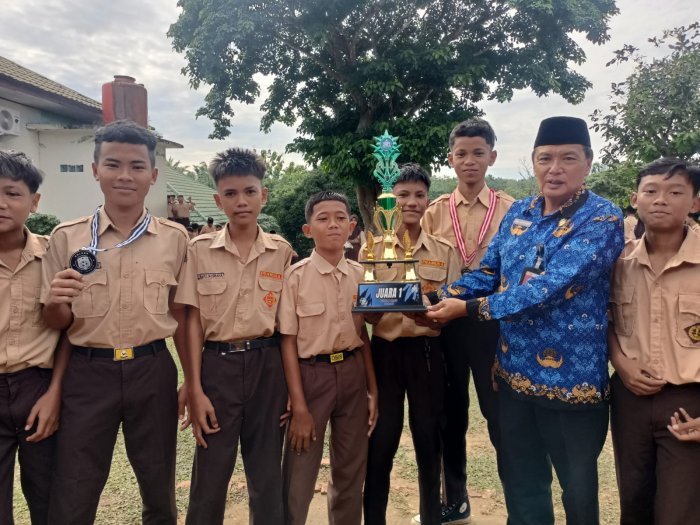 MTsN 6 Muaro Jambi Raih Juara 1 Tropeo Golden Fun League Tingkat Pelajar: Piala Diserahkan Langsung oleh Kepala Madrasah