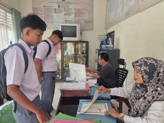 Alumni MTsN 6 Muaro Jambi Lakukan Sidik Jari Ijazah di Ruang Tata Usaha Alumni MTsN 6 Muaro Jambi Lakukan Sidik Jari Ijazah di Ruang Tata Usaha
