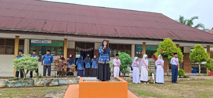 MTsN 6 Muara Jambi Gelar Upacara Khidmat, Ibu Efridayati S.Pd Sampaikan Pesan Disiplin