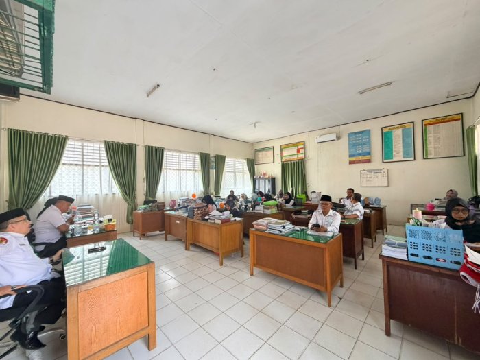 Pengawas Madrasah Berikan Pembinaan Capaian Pembelajaran Sesuai KMA 1503 Tahun 2025 di MTsN 6 Muaro Jambi Pengawas Madrasah Berikan Pembinaan Capaian Pembelajaran Sesuai KMA 1503 Tahun 2025 di MTsN 6 Muaro Jambi