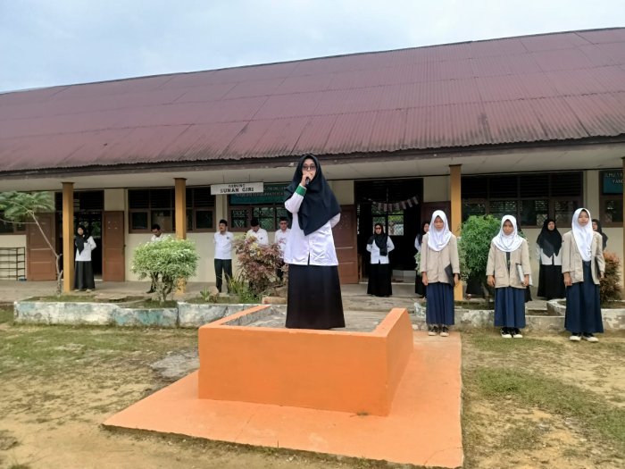 Tumbuhkan Kesadaran Ibadah, MTsN 6 Muaro Jambi Angkat Tema Keutamaan Sholat Fardhu dalam Upacara Bendera