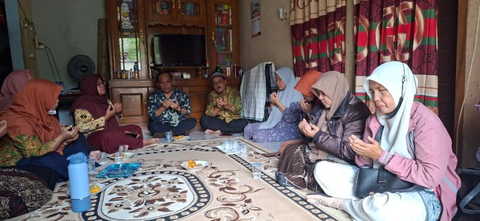 Penuh Keakraban dan Doa, Keluarga Besar MTsN 6 Muaro Jambi Gelar Kunjungan Sosial ke Rekan yang Sedang Sakit