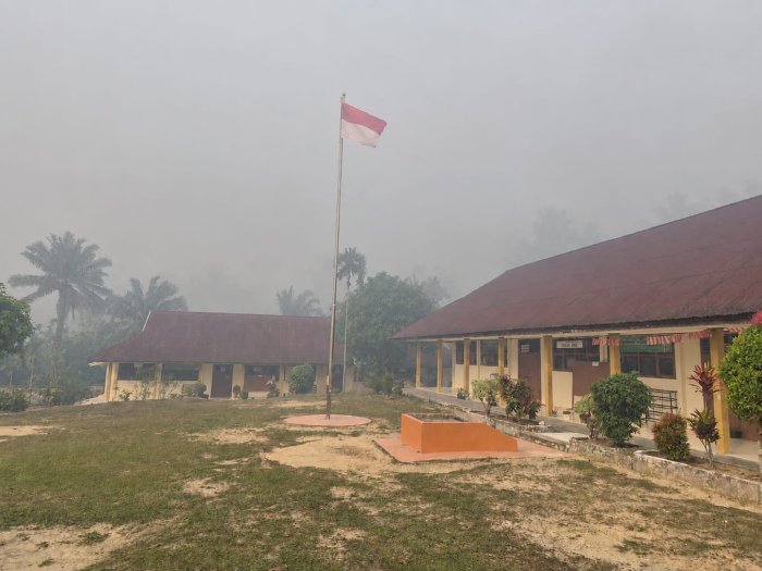 Merah Putih Tetap Berkibar di Tengah Kabut Asap, Semangat Belajar MTsN 6 Muaro Jambi Tetap Mantap. Merah Putih Tetap Berkibar di Tengah Kabut Asap, Semangat Belajar MTsN 6 Muaro Jambi Tetap Mantap.