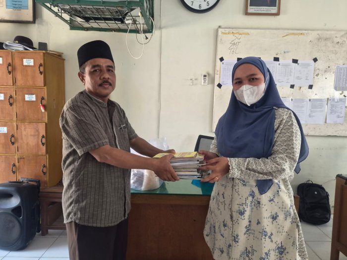 Penyerahan Wakaf Buku untuk Perpustakaan MTsN 6 Muaro Jambi Penyerahan Wakaf Buku untuk Perpustakaan MTsN 6 Muaro Jambi