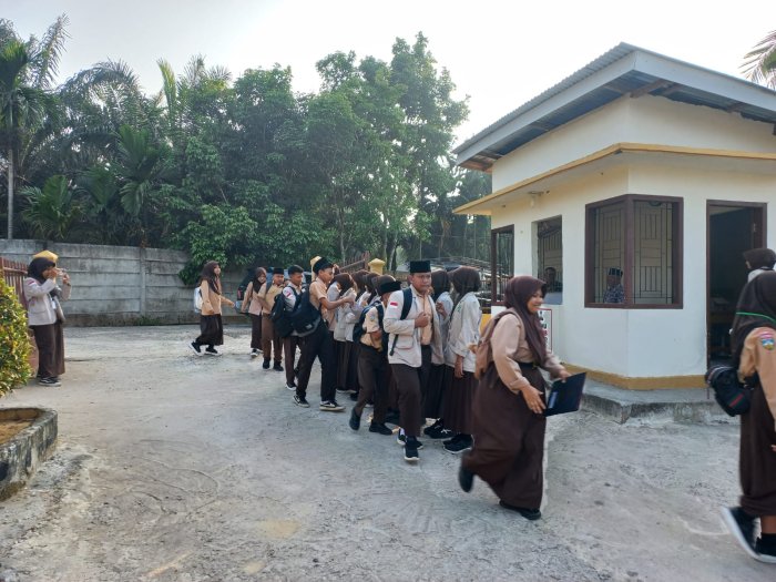 Budaya Sambut Kedatangan Siswa dengan 5S di Pintu Gerbang Madrasah Oleh OSIM MTsN 6 Muaro Jambi Budaya Sambut Kedatangan Siswa dengan 5S di Pintu Gerbang Madrasah Oleh OSIM MTsN 6 Muaro Jambi