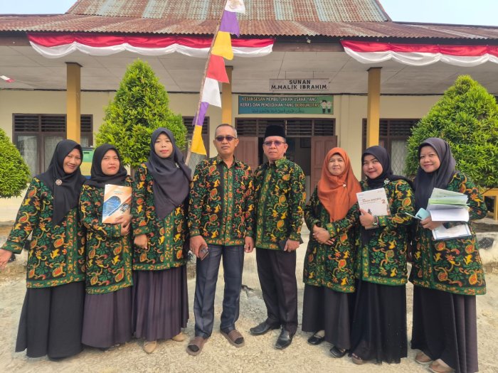 Integritas Guru dan Staf MTsN 6 Muaro Jambi Tetap Terjaga di Tengah Kabut Asap Integritas Guru dan Staf MTsN 6 Muaro Jambi Tetap Terjaga di Tengah Kabut Asap