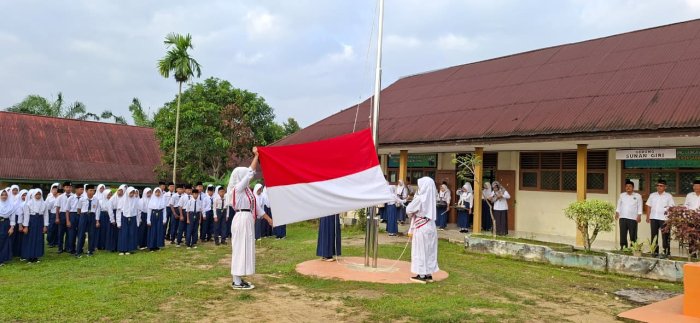 Upacara Bendera Senin, MTsN 6 Muaro Jambi Tanamkan Disiplin dan Nasionalisme