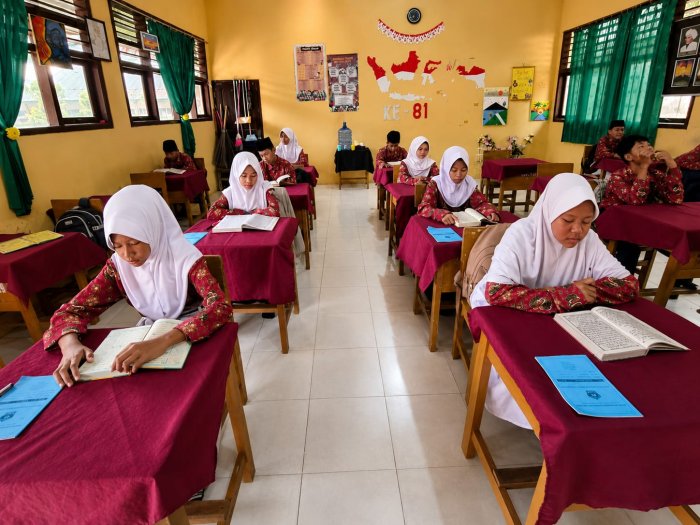 Mengaji dan Menghafal Al-Quran Menjadi Rutinitas Pembiasaan Pagi di MTsN 6 Muaro Jambi Mengaji dan Menghafal Al-Quran Menjadi Rutinitas Pembiasaan Pagi di MTsN 6 Muaro Jambi