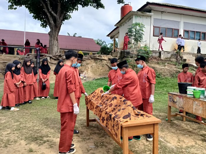 Siswa Kelas 9 MTsN 6 Muaro Jambi Laksanakan Praktek Fiqih Penyelenggaraan Jenazah
