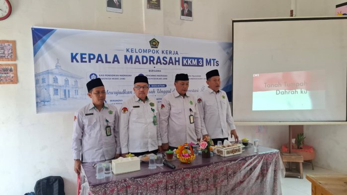 Kepala MTsN 6 Muaro Jambi Ikuti Kegiatan KKM 3 Bersama Kasi Pendidikan dan Pengawas Madrasah Bahas Penguatan MGMP Kepala MTsN 6 Muaro Jambi Ikuti Kegiatan KKM 3 Bersama Kasi Pendidikan dan Pengawas Madrasah Bahas Penguatan MGMP