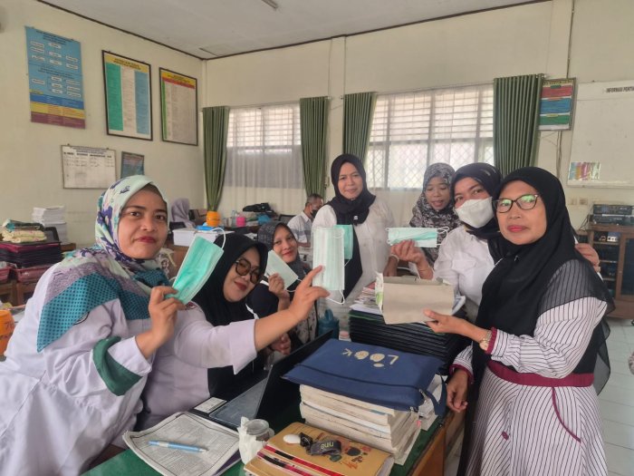Peduli Kesehatan di Tengah Kabut Asap, UKS MTsN 6 Muaro Jambi Bagikan Masker kepada Majelis Guru Peduli Kesehatan di Tengah Kabut Asap, UKS MTsN 6 Muaro Jambi Bagikan Masker kepada Majelis Guru