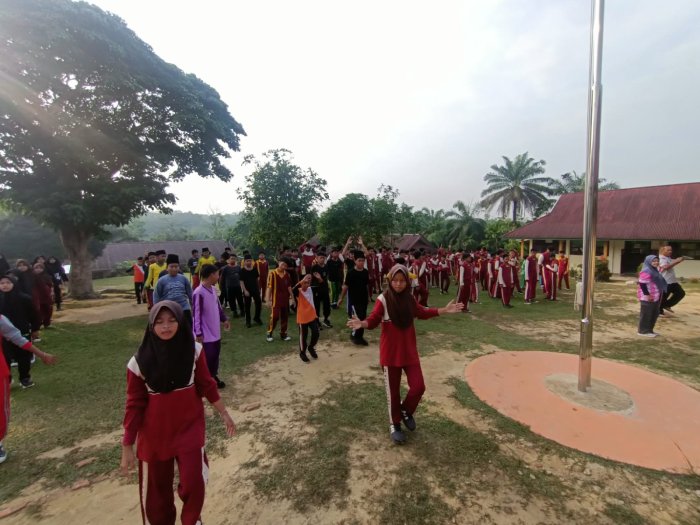 Semangat Sehat MTsN 6 Muaro Jambi Gelar Jumat Senam Bersama
