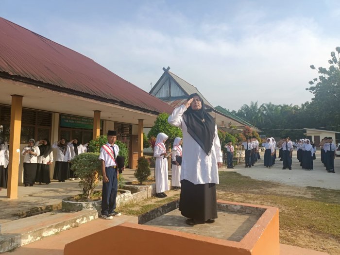 Upacara Bendera Senin, 13 Oktober 2025 di MTsN 6 Muaro Jambi Berjalan Khidmat