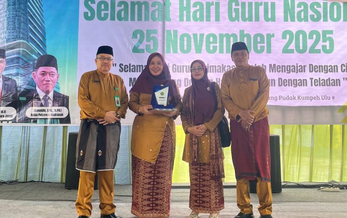 Ibu Octa Widiastuti dari MTsN 6 Muaro Jambi Raih Juara I Lomba Guru Mengajar Tingkat Kabupaten pada Peringatan HGN